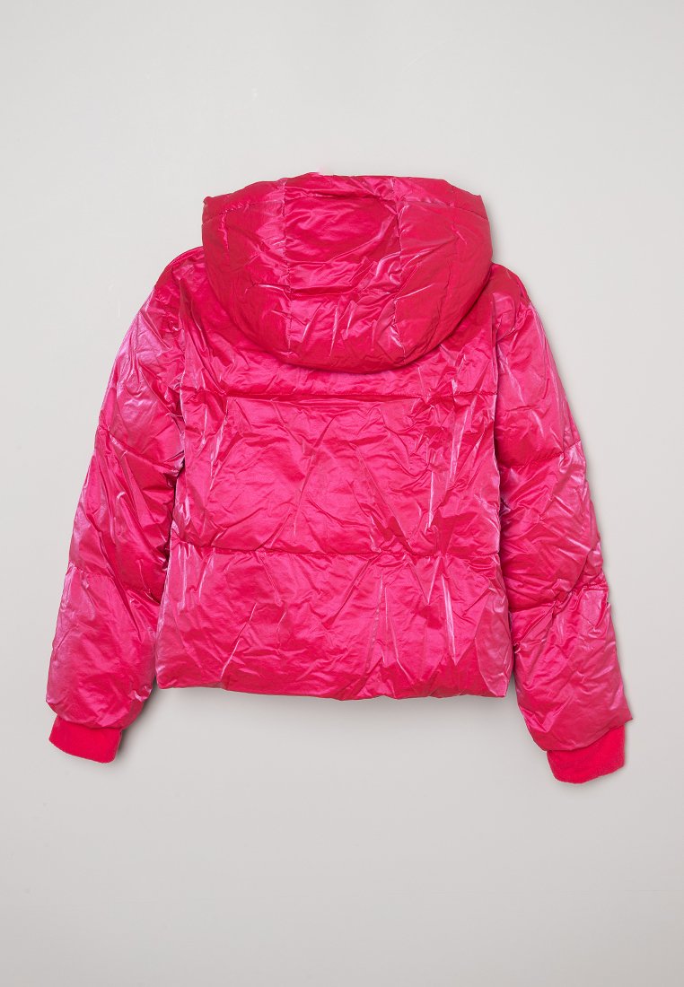Veste rembourrée rose avec une finition brillante, design à capuche, poignets élastiques et motif de matelassage horizontal au dos.
