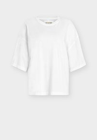 Λευκό κοντομάνικο μπλουζάκι με άνετη εφαρμογή, στρογγυλή λαιμόκοψη και μαλακό βαμβακερό υλικό. Ελαφριά υφή με ελάχιστες ραφές.