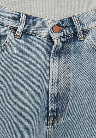 Τζιν παντελόνι από ανοιχτό μπλε ντένιμ με ορατή μέση, θηλιές για ζώνη, χαλκομανία κουμπί, φερμουάρ και πορτοκαλί ραφές.