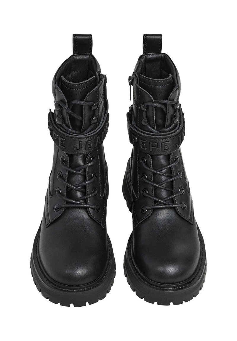 Botas de combate de piel negra con suelas gruesas, cordones, cremalleras laterales y una cinta de marca que dice "PEPE JEANS" en la parte frontal.