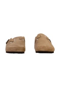 Sabots en daim marron avec deux sangles réglables, semelles en caoutchouc plates et doublure intérieure douce, conçus pour le confort et la facilité de port.
