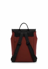Sac à dos rouge et noir en matériau synthétique, doté de bretelles réglables, d'une poignée supérieure et d'une poche zippée à l'arrière.