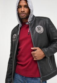 Mustang Skinnjacka - schwarz