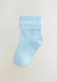 Jasnoniebieska skarpetka dziecięca z podwiniętym mankietem, z białym napisem "BAKER", o plecionej teksturze, prezentowana na neutralnym tle.
