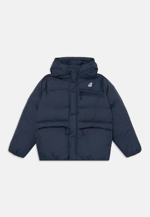 Giacca puffer blu navy con cappuccio, due tasche frontali e un piccolo logo sul petto. Realizzata in materiale liscio e trapuntato, presenta una vestibilità morbida.