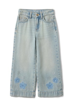 Vaqueros anchos para niños en azul claro con flores bordadas en azul y plata cerca del dobladillo y diseño clásico de cinco bolsillos.