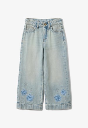 Hellblaue Kinderdamenjeans mit weitem Bein, bestickt mit blauen und silbernen Blumen nahe am Saum und klassischem Fünf-Taschen-Design.