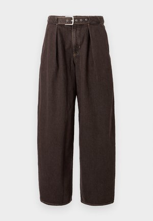 Ohlapne temno rjave hlače z nazobčanimi gubami in srebrnim pasom z zaponko v pasu, prikazane na enostavni svetli podlagi.