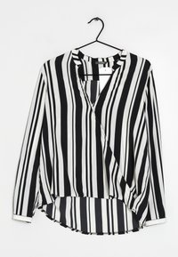 Zwart-wit gestreepte blouse met een wikkeldesign, lange mouwen en een hoge-laag rand. Gemaakt van gladde, lichtgewicht stof.