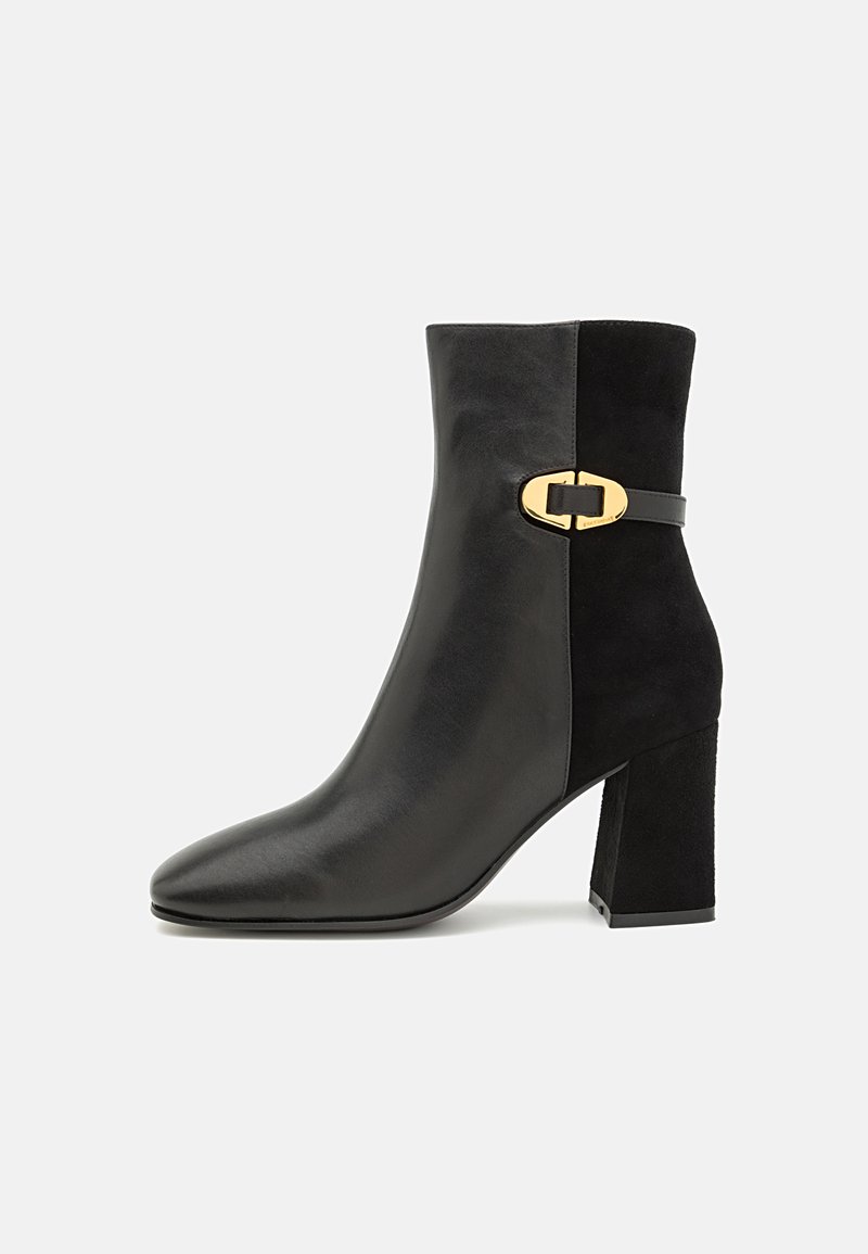 Melni potītes zābaki ar elegantu ādas un zamša dizainu, aprīkoti ar zelta krāsas dekoratīvu sprādzi un bloku papēdi. Ar smailu pirkstu.