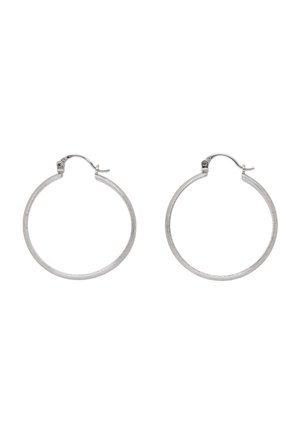 Øreringe af sølvfarvet metal i hoop-stil med hængslet lås, glat poleret finish, vist side om side på hvid baggrund.