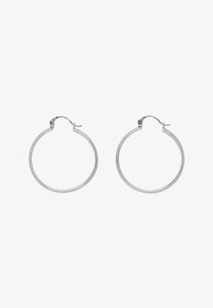 Øreringe af sølvfarvet metal i hoop-stil med hængslet lås, glat poleret finish, vist side om side på hvid baggrund.