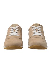 Béžové semišové tenisky s bílými tkaničkami, kulatou špičkou, gumovou podrážkou a decentním zlatým logem na jazyku.