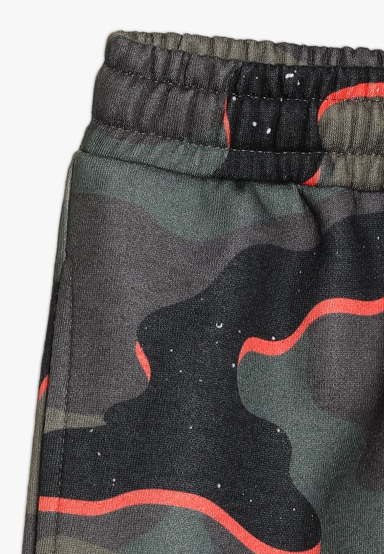 Hype KIDS JOGGERS CAMO SCRIPT Joggebukse multi Zalando.no Hype KIDS SCRIPT Joggebukse red Zalando.no
