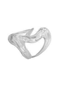 Sølvfarget ring med jevn, flytende design. Har en abstrakt form, med sammenflettede kurver og en sentral utskjæring. Reflekterende metallisk overflate.