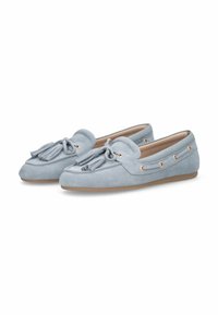 Mocassins en daim bleu clair avec un détail de nœud, des œillets dorés et un bout arrondi, dotés d'une semelle en caoutchouc beige et d'une doublure intérieure douce.