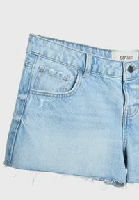 Shorts en denim de teinte bleu clair, avec un ourlet effiloché, un design à cinq poches et un léger décoloré près de la taille. L'étiquette indique "str teen".