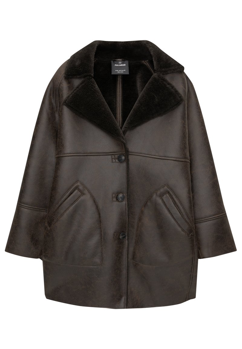 Brauner Kunstledermantel mit weitem Kragen, vier Knöpfen, zwei vorderen Taschen und einer weichen Textur. Verfügt über eine lässige, oversized Passform.