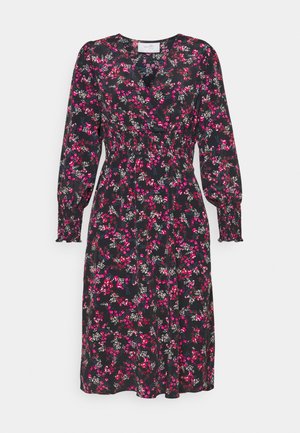 Robe noire mi-longue avec imprimé floral rose et blanc, manches longues bouffantes, col en V et taille cintrée.