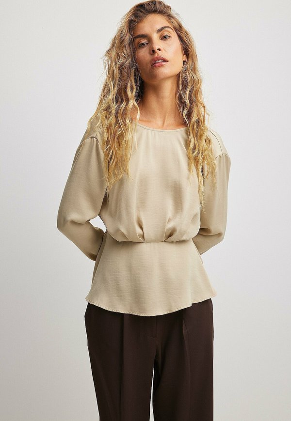 DRAPIERTE MIT V-RÜCKEN - Bluse - champagne