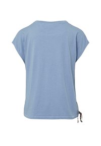 Jasnoniebieski krótki top z miękkiego materiału, z luźnym krojem, okrągłym dekoltem i bocznymi troczkami do regulacji długości.