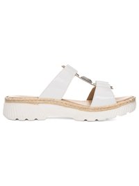 Sandalia blanca sin cierre con dos tiras anchas con hebillas plateadas, plantilla acolchada y suela de goma blanca texturizada con ribete trenzado.