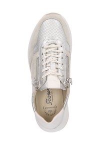 Baskets métalliques argentées avec des accents en mesh, bout rond et semelle beige. Comprend des lacets et des zips latéraux pour un enfilage facile. Matériaux intérieurs doux.