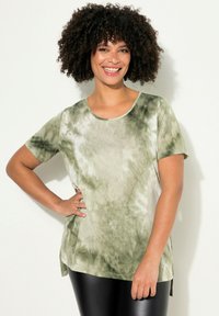 Camiseta de tie-dye verde con mangas cortas, escote redondo y aberturas laterales. Tejido suave con un patrón difuminado en diferentes tonos de verde.