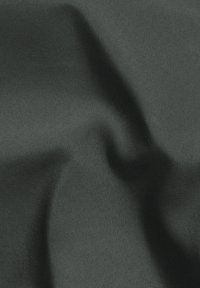 Dunkelgrauer Stofftextur, glatt und leicht glänzend, mit subtilen Falten und Schatten, die ein dynamisches Erscheinungsbild erzeugen.