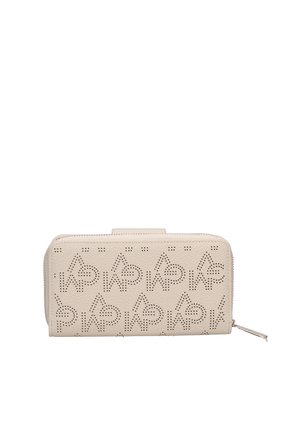 Portefeuille beige en cuir avec fermeture éclair tout autour, motif perforé de cœur et clé, surface texturée et lanière pour poignet sur fond blanc.