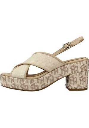 Sandalo beige con cinturino incrociato e punta aperta, cinturino regolabile con fibbia, piattaforma testurizzata e tacco a blocco con motivo geometrico.