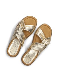 Gouden metallic sandalen met kruislings georiënteerde bandjes, gevoerd voetbed en tan rubberen zool. Gladde textuur en geknoopte detail bij de teen.
