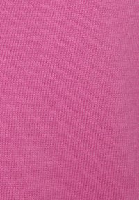 Flisasta tkanina v živo roza barvi z rebrasto teksturo, ki ponuja mehko in enotno površino po celotni tkanini brez vidnih vzorcev.