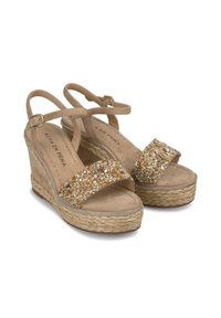 Sandali con zeppa in suede beige, con una vasta fascia decorata con perline e pietre multicolori, e suola in juta intrecciata. Chiusura con fibbia sulla cinghia alla caviglia.