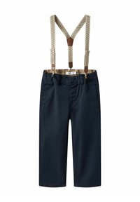 Marineblauwe shorts met verstelbare beige bretels, voorzien van bruine leren accenten en een gladde textuur, ontworpen voor een relaxte pasvorm.