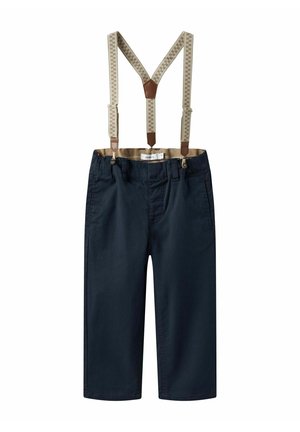 Marineblaue Shorts mit verstellbaren beigen Trägern, die braune Lederakzente und eine glatte Oberfläche aufweisen, designed für eine entspannte Passform.
