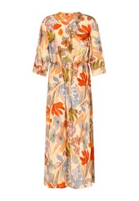 Robe longue à fleurs avec des motifs orange, violet, bleu et vert, manches trois-quarts, taille cintrée sur un fond pêche clair.