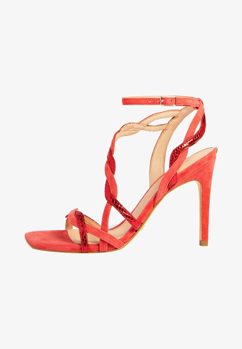 Rode suède hoge hak sandaal met ingewikkelde kruissbanden, enkelgesp en een gladde afwerking. Open teen en slanke stilettohak.