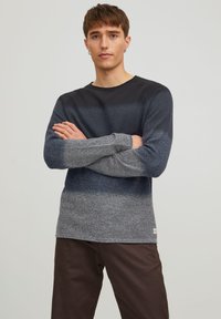 Langærmet crewneck sweater har et gradientdesign i nuancer fra navy til grå, struktureret stof og ribbede manchetter.