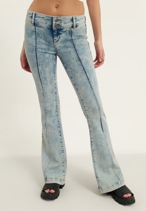 Even&Odd Tall Y2K POWER STRETCH KICK FLARE - Jeansy Dzwony - bleached denim