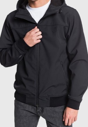 Veste zippée noire avec capuche, fabriquée en tissu lisse ; présente des poignets et un ourlet côtelés, des poches latérales et un petit logo sur la poitrine.