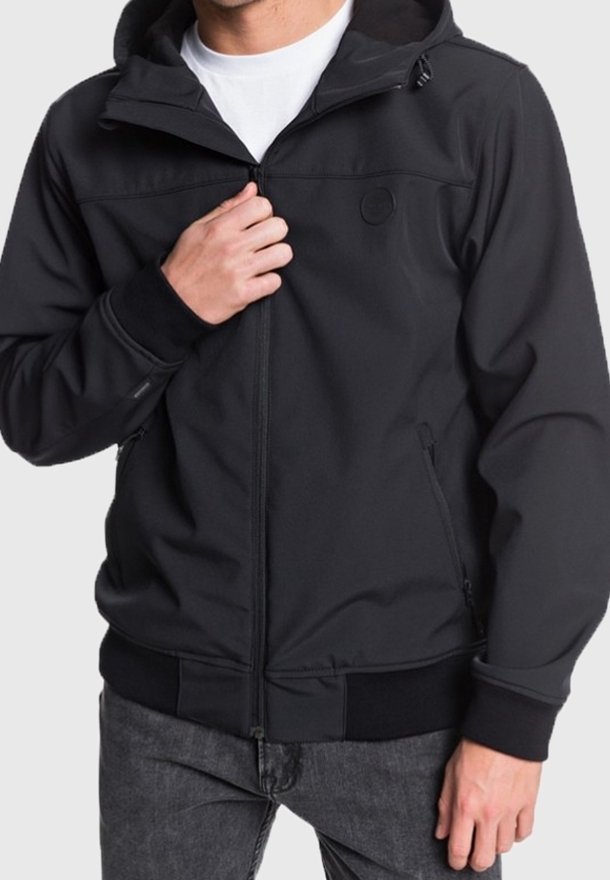 Giacca nera con zip e cappuccio, realizzata in tessuto liscio; presenta polsini e orlo a costine, tasche laterali e un piccolo logo sul petto.