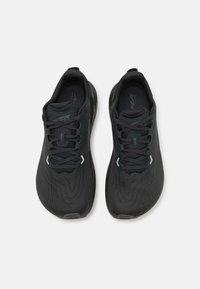 Sneakers atletici neri con tomaia in rete testurizzata, colletto imbottito, lacci tono su tono e accenti riflettenti. Design ergonomico per comfort e supporto.