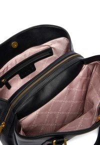 Borsa nera in pelle con finitura testurizzata, caratterizzata da una fodera rosa con il logo del marchio, cerniera dorata e dettaglio di chiusura a scatto.