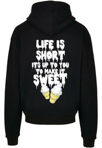 Svart hoodie med vit text och droppande design som säger "LIVET ÄR KORT, DET ÄR UPP TILL DIG ATT GÖRA DET SÖTT" med grafik av glassstrutar.