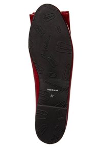 Bailarina de cuero rojo con un acabado suave, que presenta una suela de goma negra contrastante con patrones en forma de pie. Talla 37.