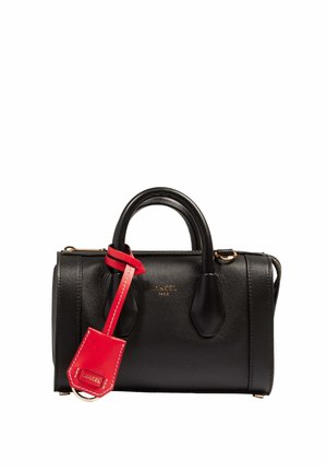 Sac à main en cuir noir avec double poignée, comprenant une étiquette en cuir rouge et un logo doré "Lancel Paris" à l'avant.