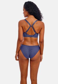 Námořnická modrá bikiny sada s křížovým designem vzadu, nastavitelnými ramínky, texturovaným materiálem a bezešvými okraji na spodní části bikin.