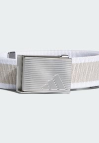 Ceinture tissée blanche et beige avec une boucle métallique argentée présentant des lignes horizontales et un logo embossé. Matériau durable avec une finition texturée.