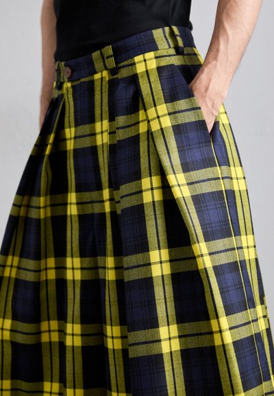 Kilt aus Tartan-Stoff mit gelb- und marineblauen Karos, mit Falten, Knopfverschluss und Seitentaschen.